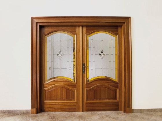 Drzwi drewniane o dwuskrzydlowej budowie_fot. Marchewka
